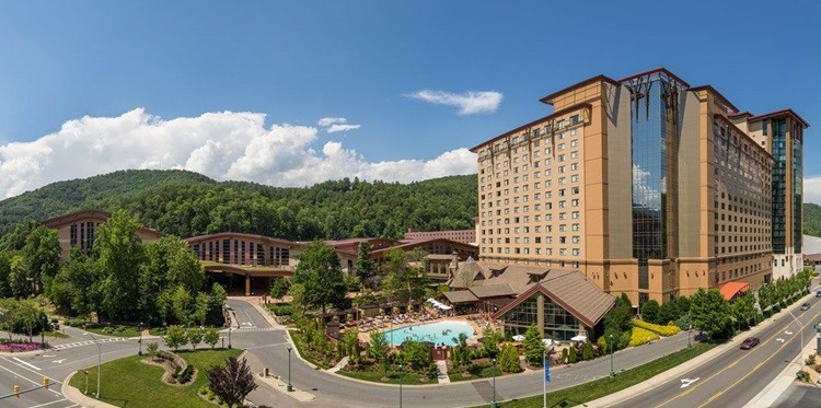 What are some popular amenities at Harrah's Cherokee Casino in North Carolina?